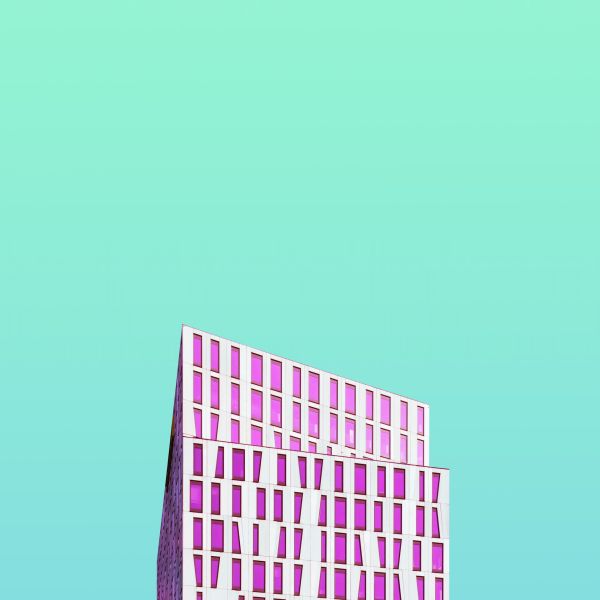 Moderne Architektur vor türkisem Himmel