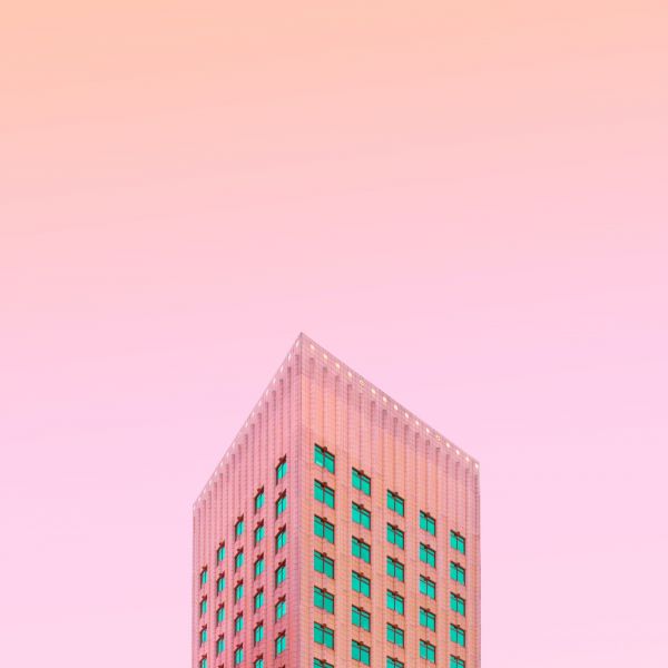 Moderne Architektur vor orangem Himmel